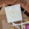 Gebroken wit trouw tegeltje met twee kinderen Tegeltje met een letter een hartje een letter en twee kleine hartjes
