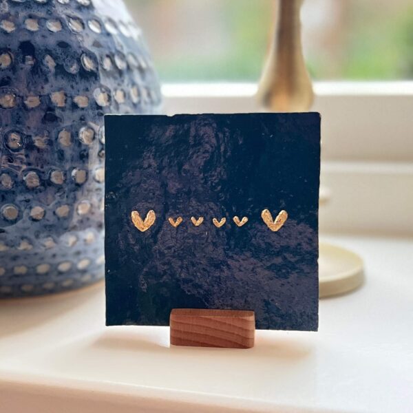 Marine blauw - Tegeltje met een groot hartje vier kleine hartjes en een groot hartje Tegeltje met een groot hartje vier kleine hartjes en een groot hartje
