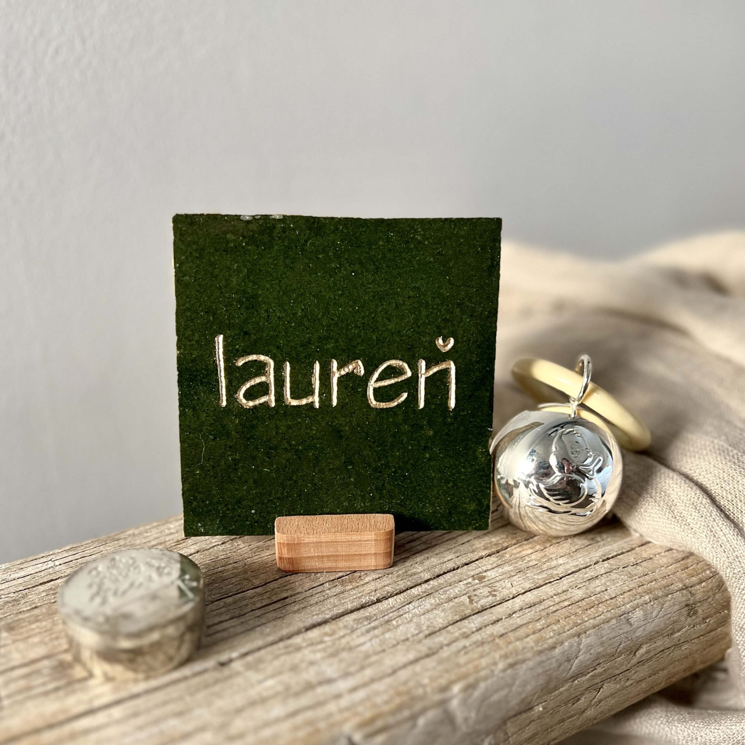 Mos groen - Tegeltje met zes letters en een hartje Tegeltje met zes letters en een hartje