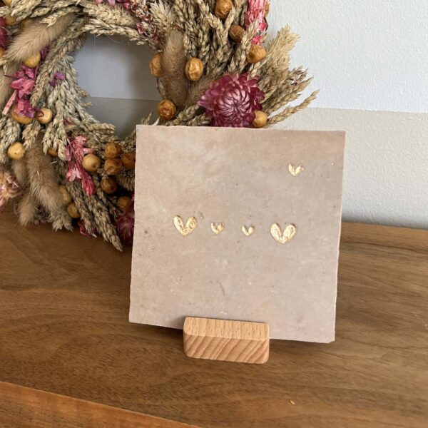 Naturel - Tegeltje Tegeltje met een groot hartje twee kleine hartjes een groot hartje en een hartje in de verte