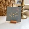 Tegeltje met een letter een hartje een letter en drie kleine hartjes