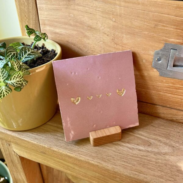 Mauve roze - Tegeltje met een groot hartje drie kleine hartjes en een groot hartje - op de kast - kopie Tegeltje met een groot hartje drie kleine hartjes en een groot hartje