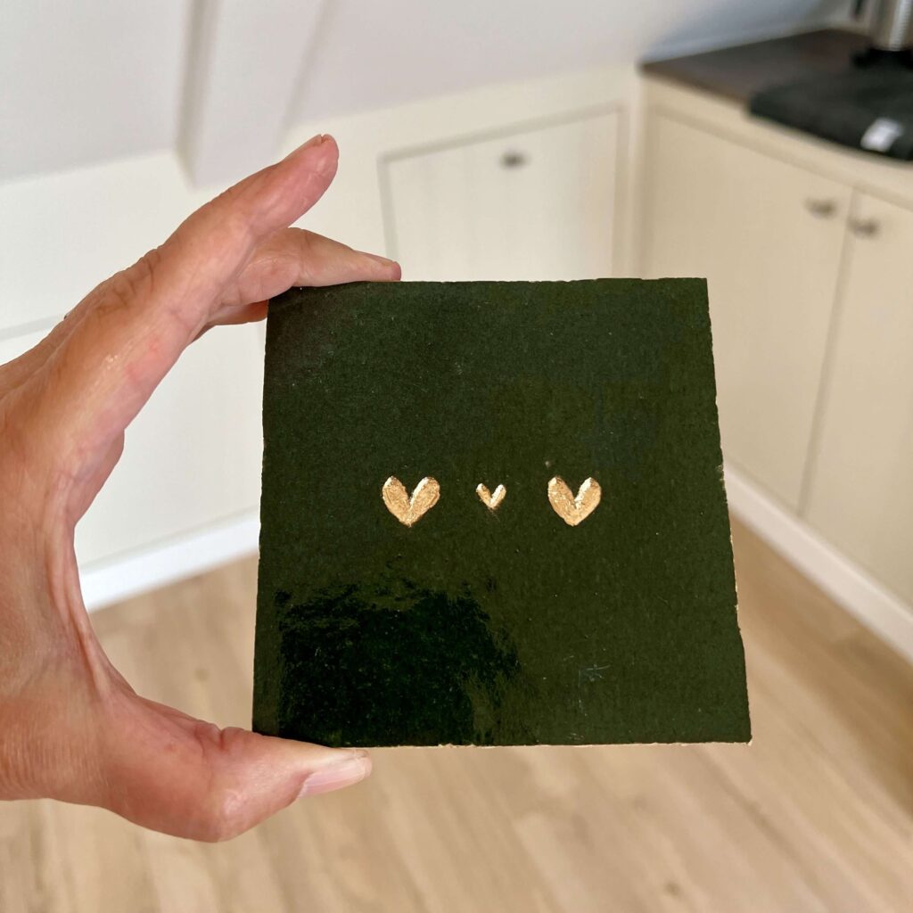 Tegeltje met een groot hartje een klein hartje en een groot hartje