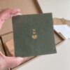 Tegeltje met drie hartjes van klein naar groot onder elkaar