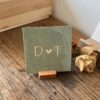 Salie groen - Tegeltje met een letter een hartje en een letter Tegeltje met een letter een hartje en een letter