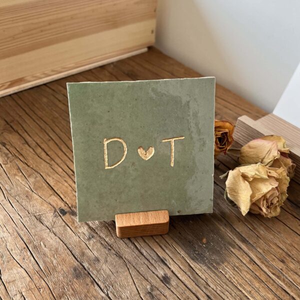 Salie groen - Tegeltje met een letter een hartje en een letter Tegeltje met een letter een hartje en een letter
