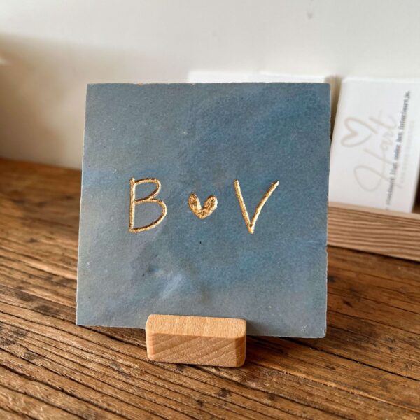 IJs blauw - Tegeltje met een letter een hartje en een letter Tegeltje met een letter een hartje en een letter