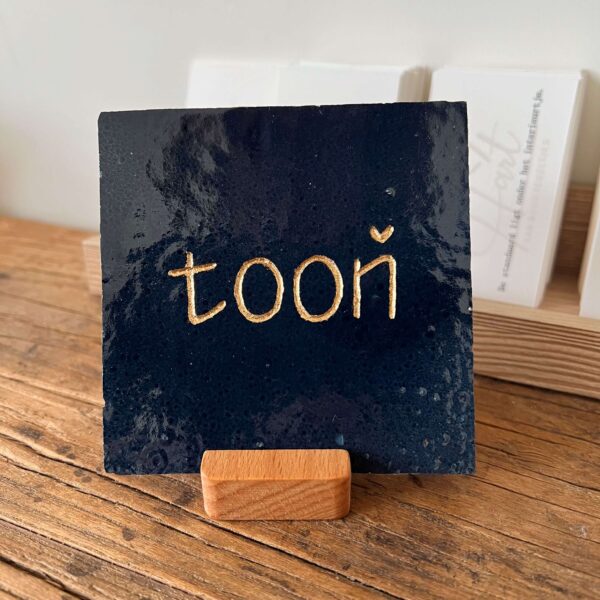 Tegeltje met vier letters en een hartje