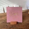 Mauve roze - Tegeltje met een letter een hartje een letter en twee kleine hartjes Tegeltje met een letter een hartje een letter en twee kleine hartjes