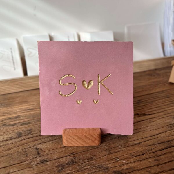 Mauve roze - Tegeltje met een letter een hartje een letter en twee kleine hartjes Tegeltje met een letter een hartje een letter en twee kleine hartjes