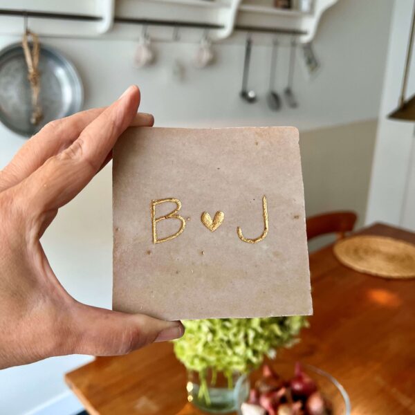 Naturel - Tegeltje met een letter een hartje en een letter Tegeltje met een letter een hartje en een letter