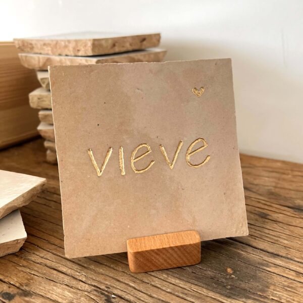 Naturel - Tegeltje met vijf letters en een hartje Tegeltje met vijf letters en een hartje