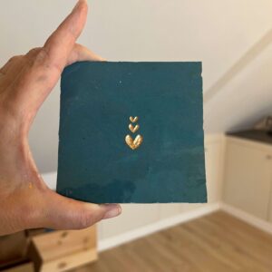 Tegeltje met drie hartjes van klein naar groot onder elkaar