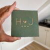 Tegeltje met een letter een hartje een letter en drie kleine hartjes