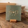 Salie groen - Tegeltje met een letter een hartje een letter en twee kleine hartjes Tegeltje met een letter een hartje een letter en twee kleine hartjes