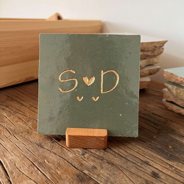 Salie groen - Tegeltje met een letter een hartje een letter en twee kleine hartjes Tegeltje met een letter een hartje een letter en twee kleine hartjes
