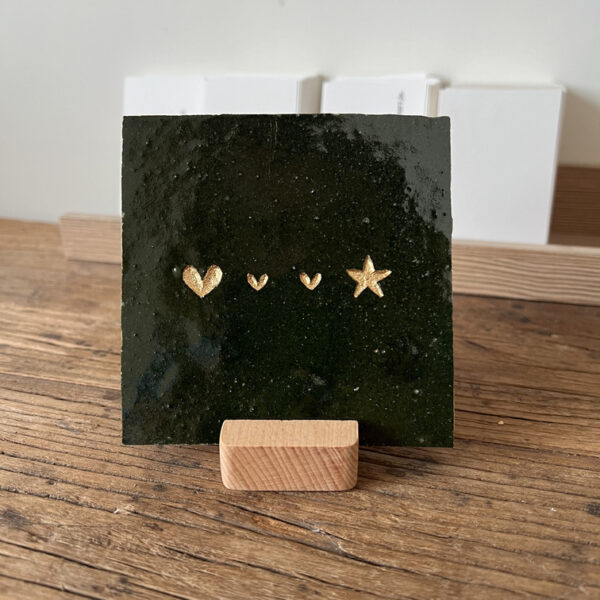 Mos groen - Tegeltje met een groot hartje twee kleine hartjes en een ster Tegeltje met een groot hartje twee kleine hartjes en een ster