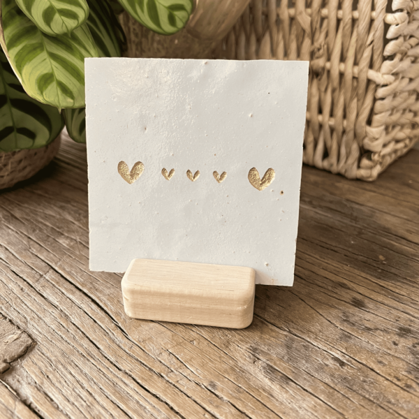 Gebroken wit - Tegeltje met een groot hartje drie kleine hartjes en een groot hartje Tegeltje met een groot hartje drie kleine hartjes en een groot hartje