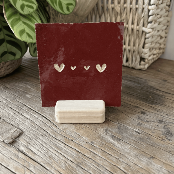 Tegeltje met een groot hartje twee kleine hartjes en een groot hartje