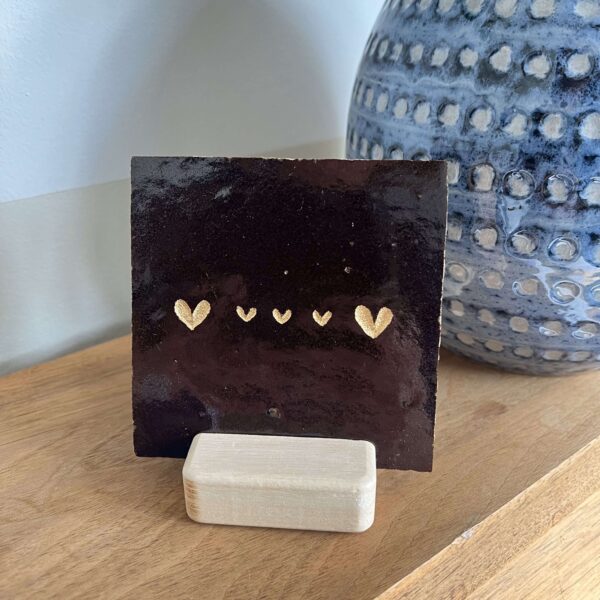 Espresso bruin - Tegeltje met een groot hartje drie kleine hartjes en een groot hartje Tegeltje met een groot hartje drie kleine hartjes en een groot hartje