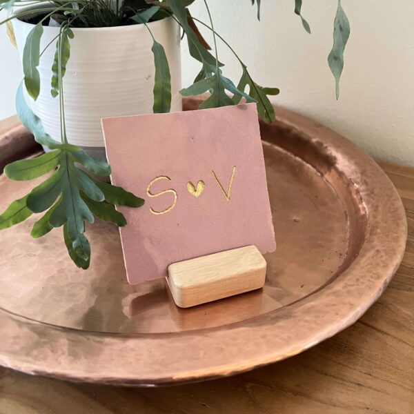 Mauve roze - Tegeltje met een letter een hartje en een letter Tegeltje met een letter een hartje en een letter