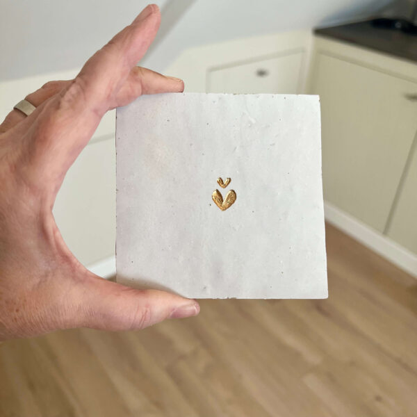 Gebroken wit - Tegeltje met twee hartjes van klein naar groot onder elkaar Tegeltje met twee hartjes van klein naar groot onder elkaar