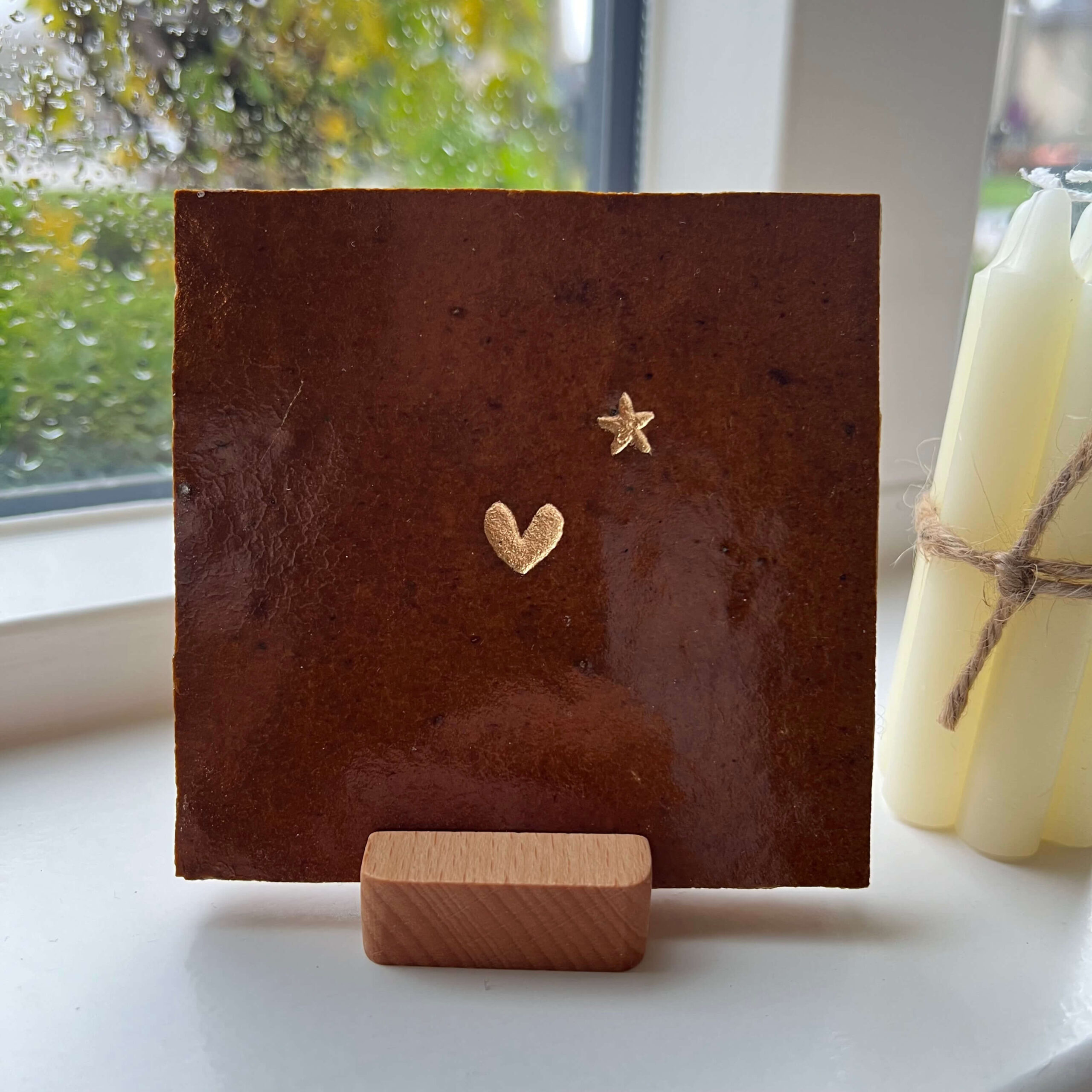 Karamel - Tegeltje met een hartje en een sterretje in de verte Tegeltje met een hartje en een sterretje in de verte