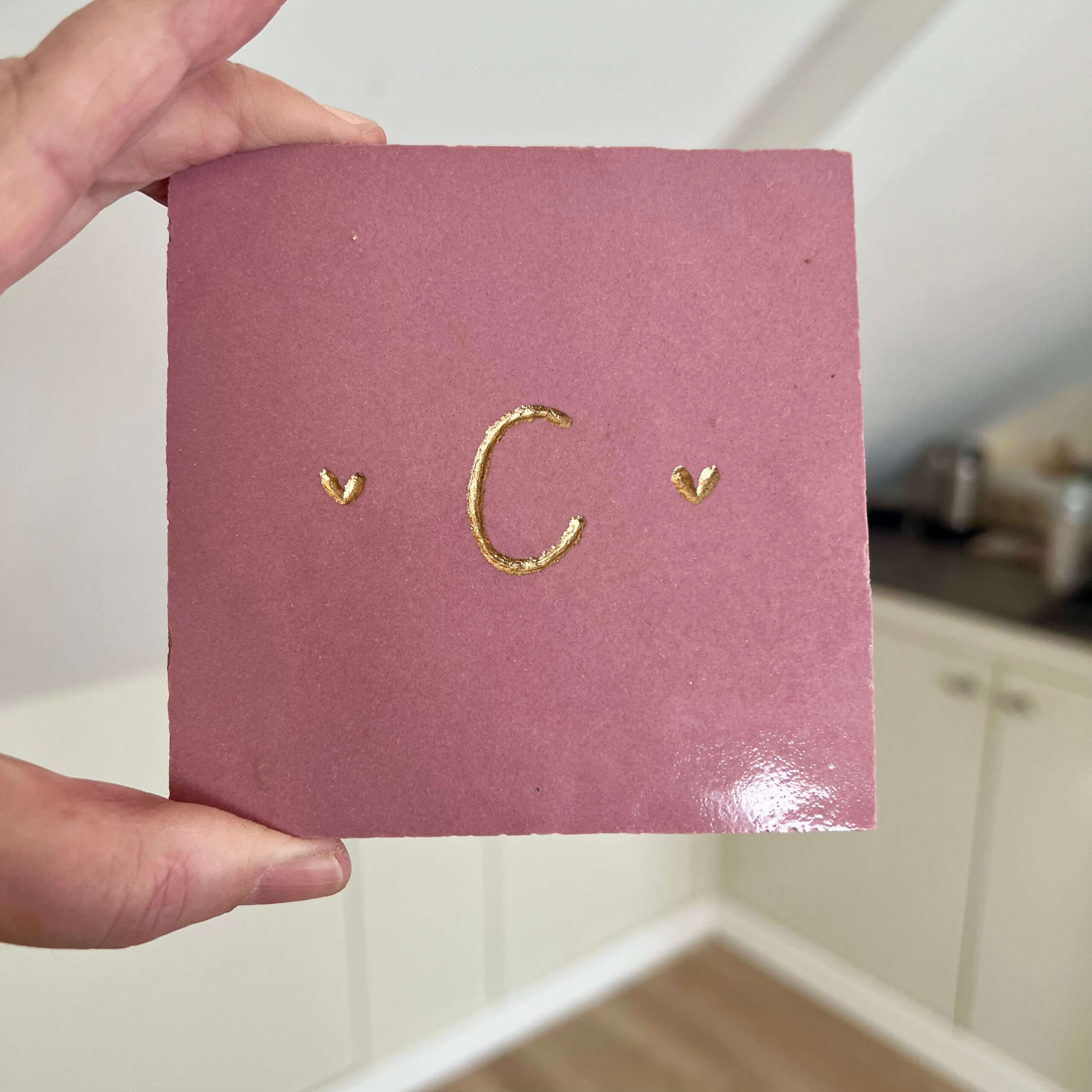 Tegeltje met een klein hartje een letter en een klein hartje
