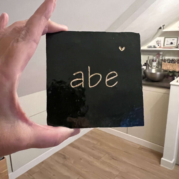 Tegeltje met drie letters en een hartje