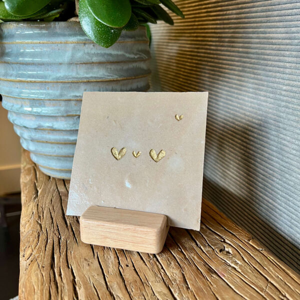 Naturel - Tegeltje met een groot hartje een klein hartje een groot hartje en een hartje in de verte Tegeltje met een groot hartje een klein hartje een groot hartje en een hartje in de verte