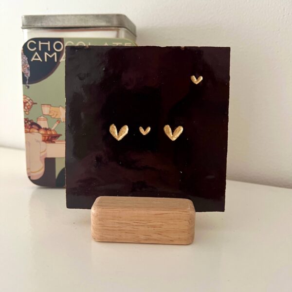 Espresso bruin - Tegeltje met een groot hartje een klein hartje een groot hartje en een hartje in de verte Tegeltje met een groot hartje een klein hartje een groot hartje en een hartje in de verte