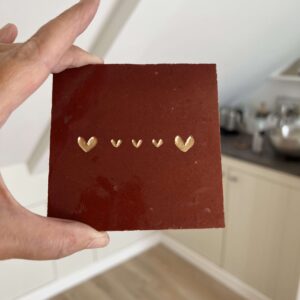 Robijn rood - Tegeltje met een groot hartje drie kleine hartjes en een groot hartje Tegeltje met een groot hartje drie kleine hartjes en een groot hartje