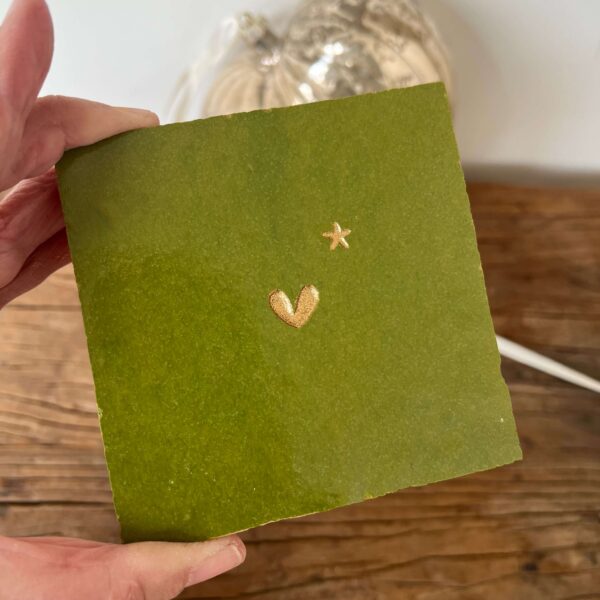 Limoen groen - Tegeltje met een hartje en een sterretje in de verte Tegeltje met een hartje en een sterretje in de verte