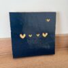 Marine blauw - Tegeltje met een groot hartje twee kleine hartjes een groot hartje en een hartje in de verte Tegeltje met een groot hartje twee kleine hartjes een groot hartje en een hartje in de verte
