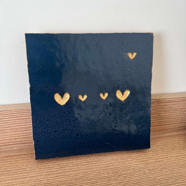 Marine blauw - Tegeltje met een groot hartje twee kleine hartjes een groot hartje en een hartje in de verte Tegeltje met een groot hartje twee kleine hartjes een groot hartje en een hartje in de verte