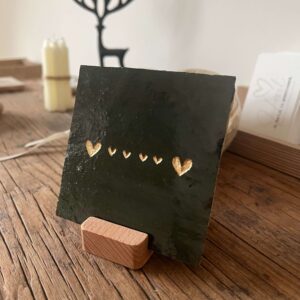 Mos groen - Tegeltje met een groot hartje vier kleine hartjes en een groot hartje Tegeltje met een groot hartje vier kleine hartjes en een groot hartje