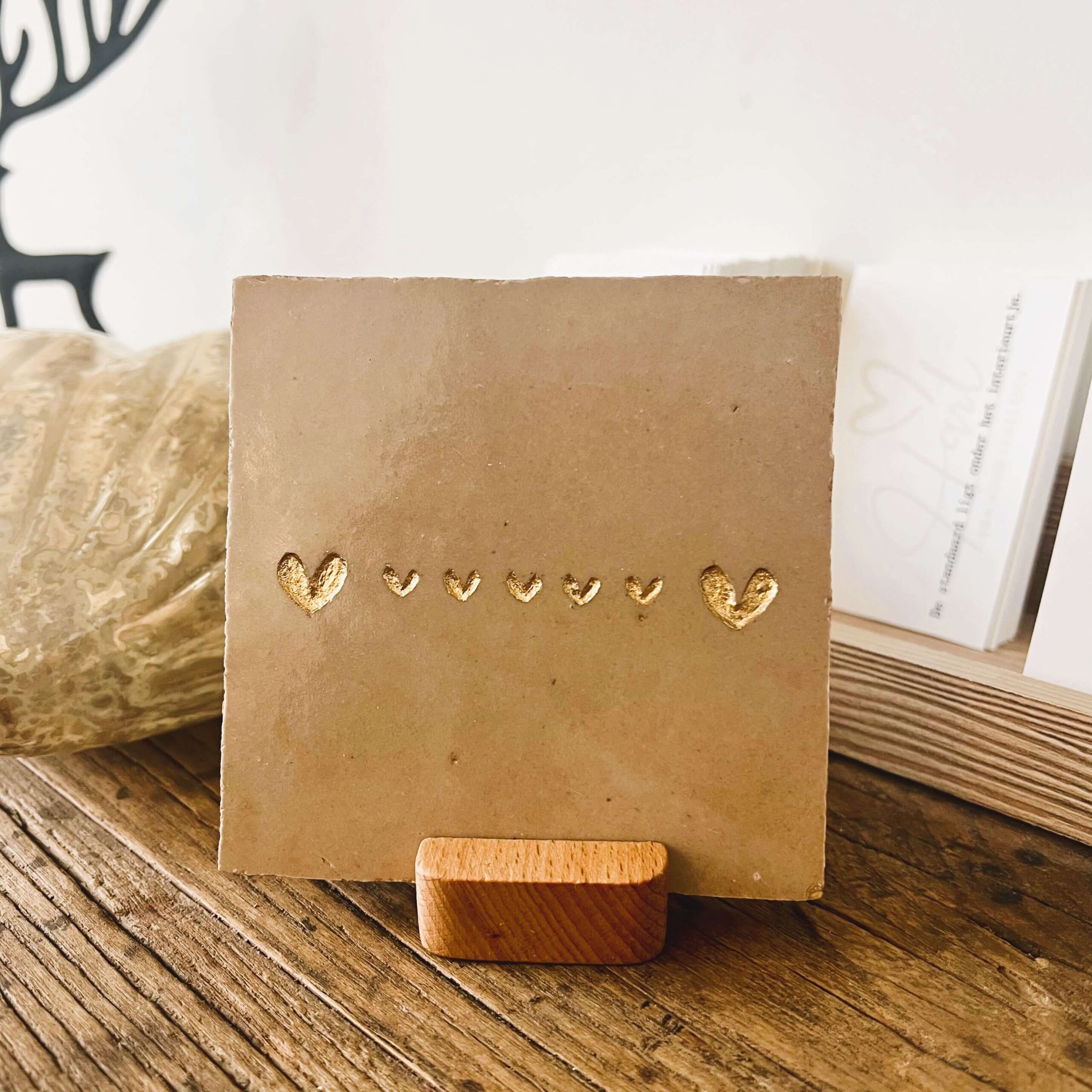 Naturel - Tegeltje met een groot hartje vijf kleine hartjes en een groot hartje Tegeltje met een groot hartje vijf kleine hartjes en een groot hartje