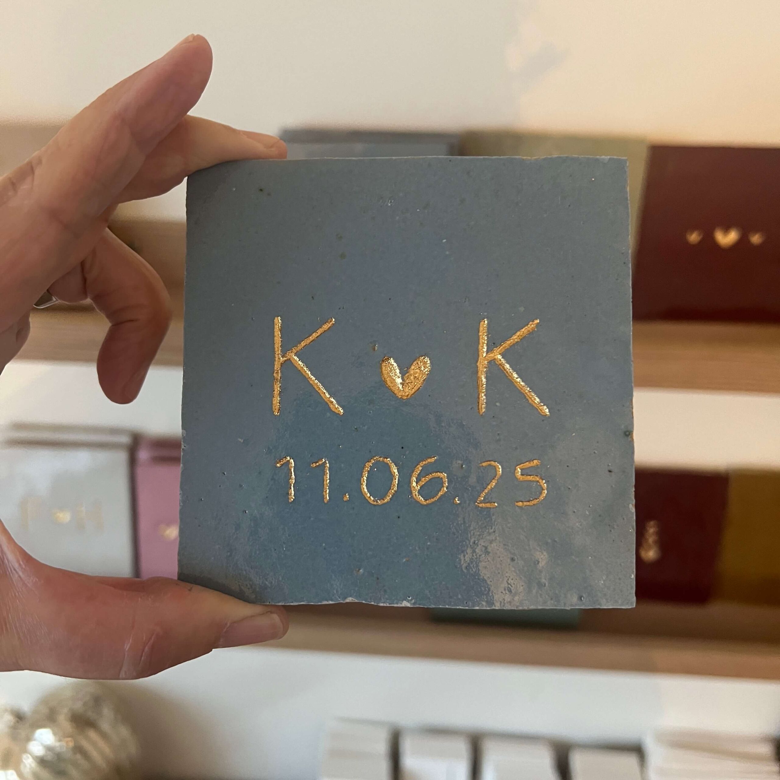 IJsblauw - Tegeltje met een letter een hartje een letter en een datum Tegeltje met een letter een hartje een letter en een datum