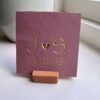 Mauve Roze - Tegeltje met een letter een hartje een letter en een datum Tegeltje met een letter een hartje een letter en een datum