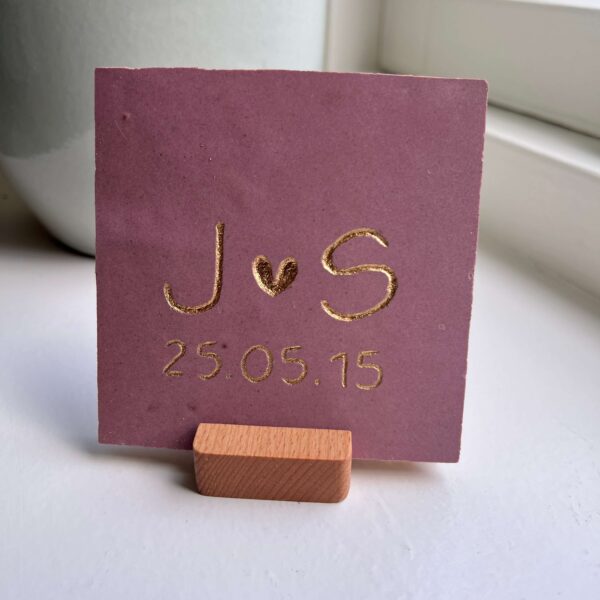 Mauve Roze - Tegeltje met een letter een hartje een letter en een datum Tegeltje met een letter een hartje een letter en een datum