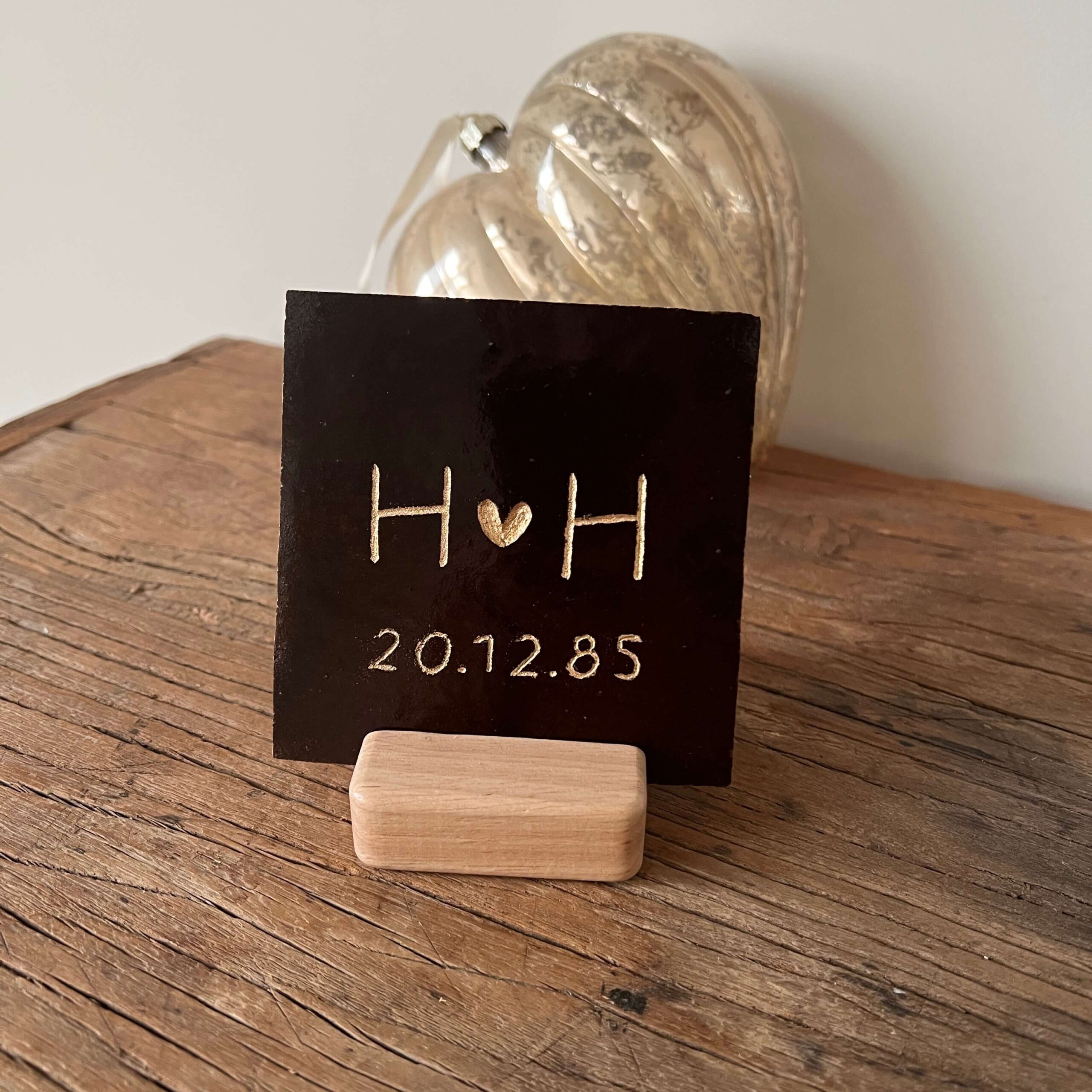 Espresso bruin - Tegeltje met een letter een hartje en letter en een datum Tegeltje met een letter een hartje een letter en een datum