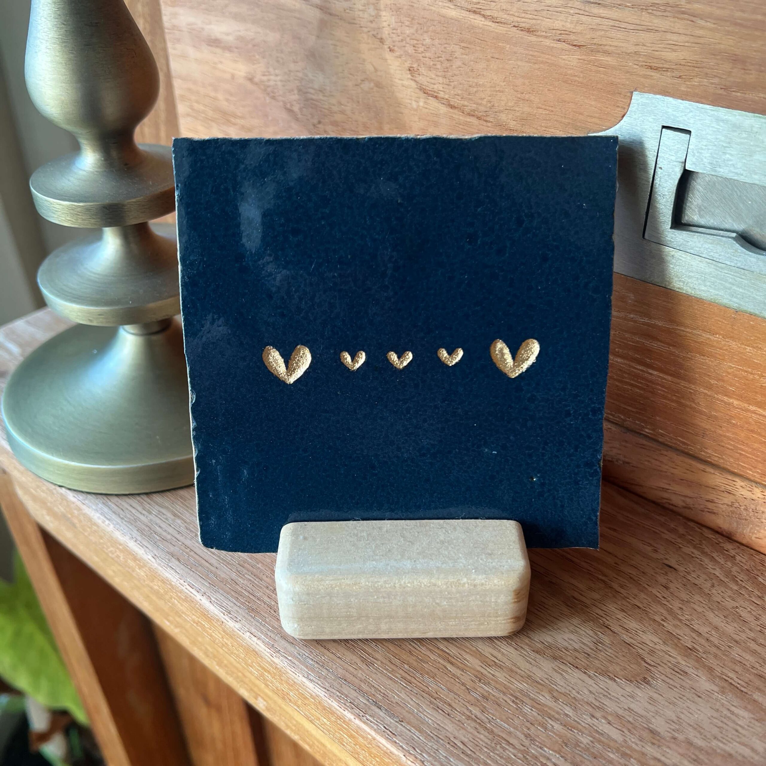 Marine blauw - Tegeltje met een groot hartje drie kleine hartjes en een groot hartje Tegeltje met een groot hartje drie kleine hartjes en een groot hartje
