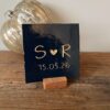 Marine blauw - Tegeltje met een letter een hartje een letter en een datum Tegeltje met een letter een hartje een letter en een datum