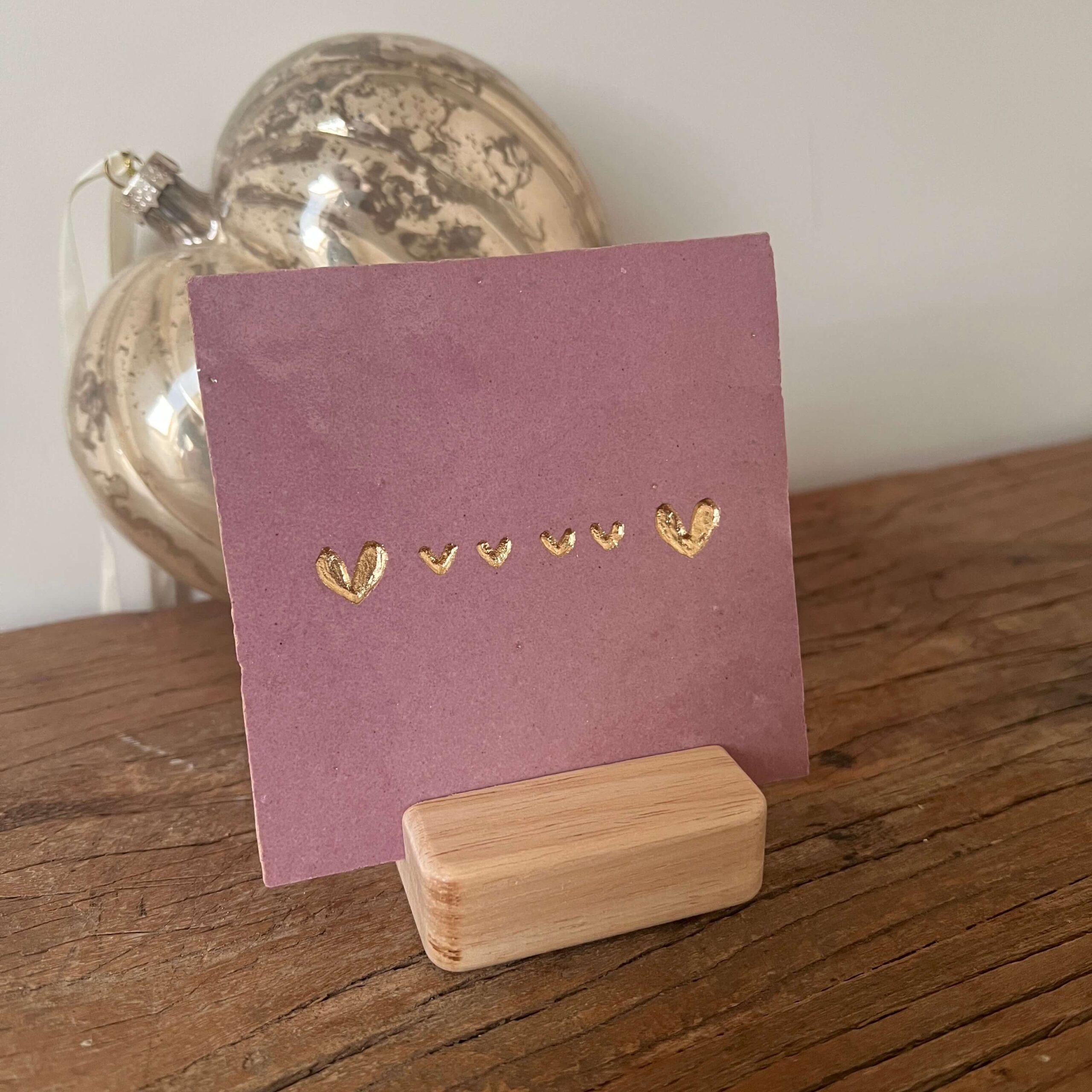 Mauve roze - Tegeltje met een groot hartje vier kleine hartjes en een groot hartje Tegeltje met een groot hartje vier kleine hartjes en een groot hartje