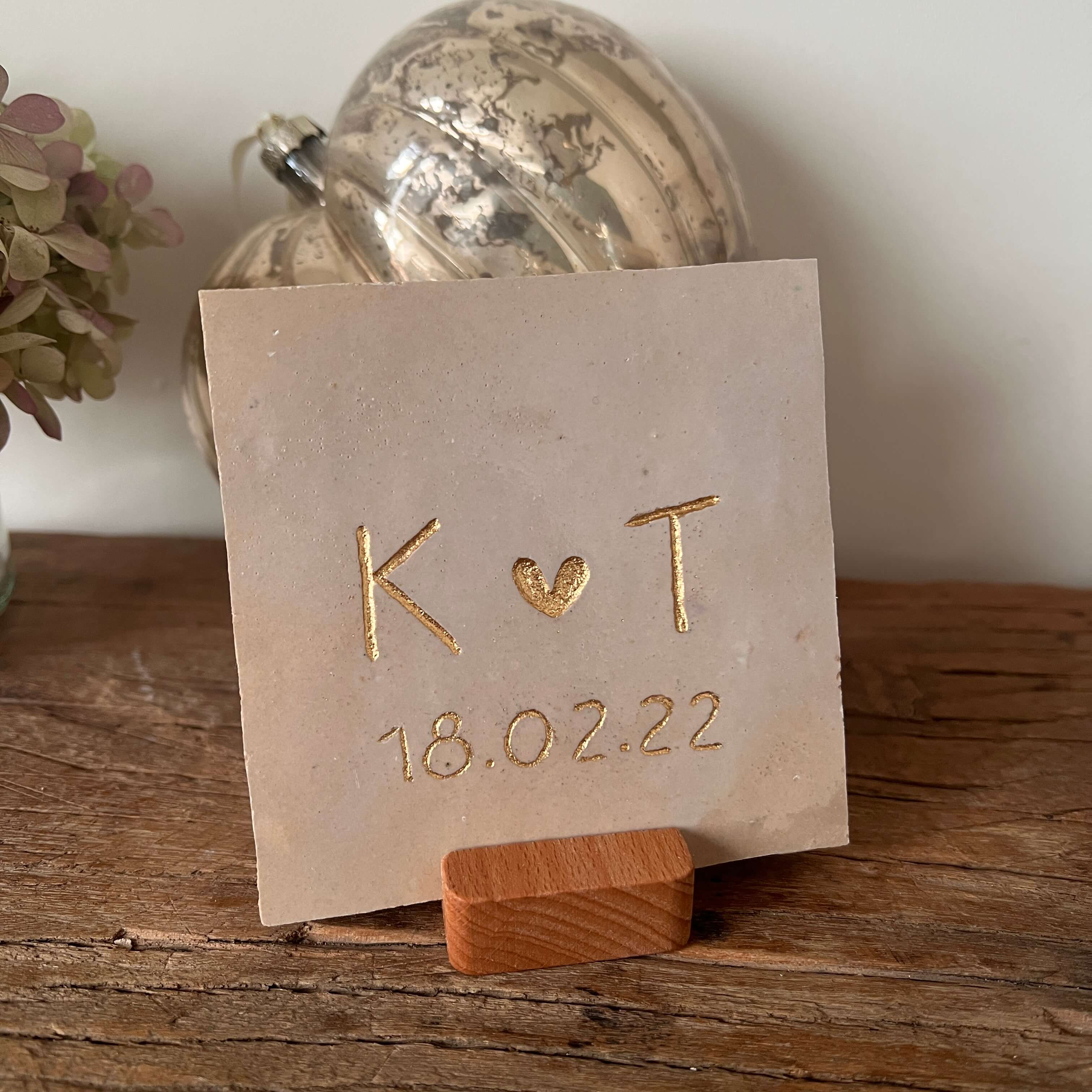 Naturel - Tegeltje met een letter een hartje een letter en een datum Tegeltje met een letter een hartje een letter en een datum