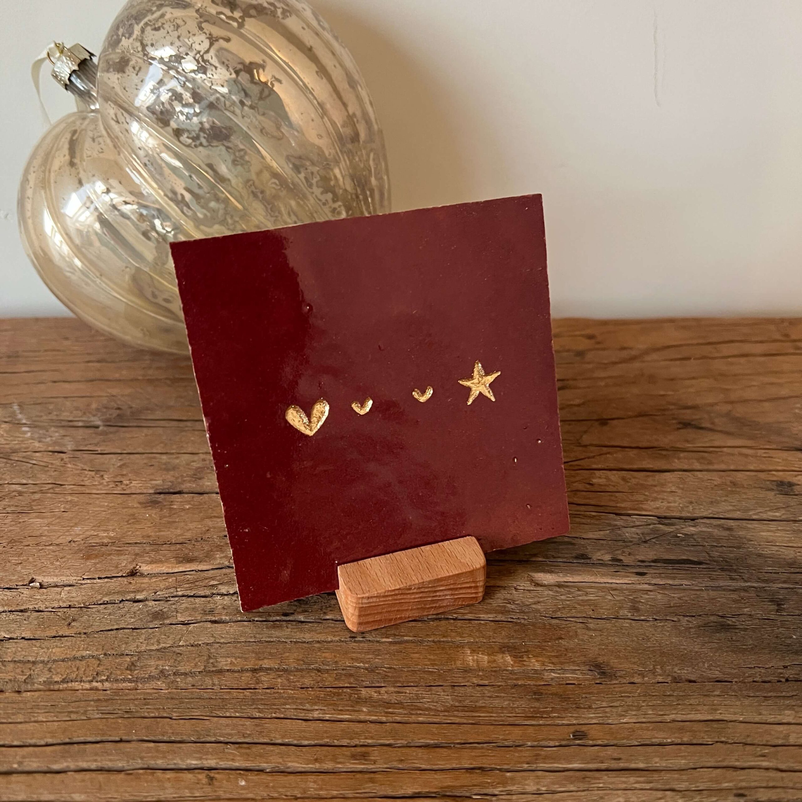 Robijn rood - Tegeltje met een groot hartje twee kleine hartjes en een ster Tegeltje met een groot hartje twee kleine hartjes en een ster
