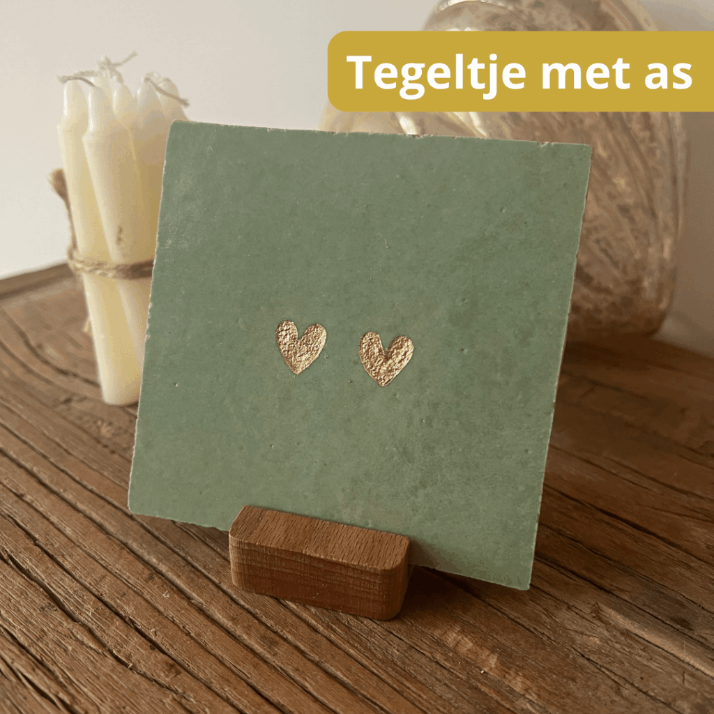 Tegeltje met twee grote hartjes met as er in