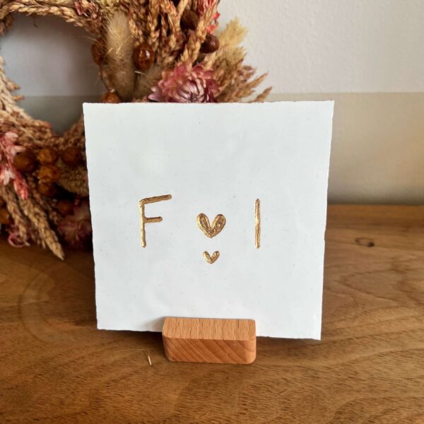 Gebroken wit - Tegeltje met een letter een hartje een letter en een klein hartje Tegeltje met een letter een hartje een letter en een klein hartje