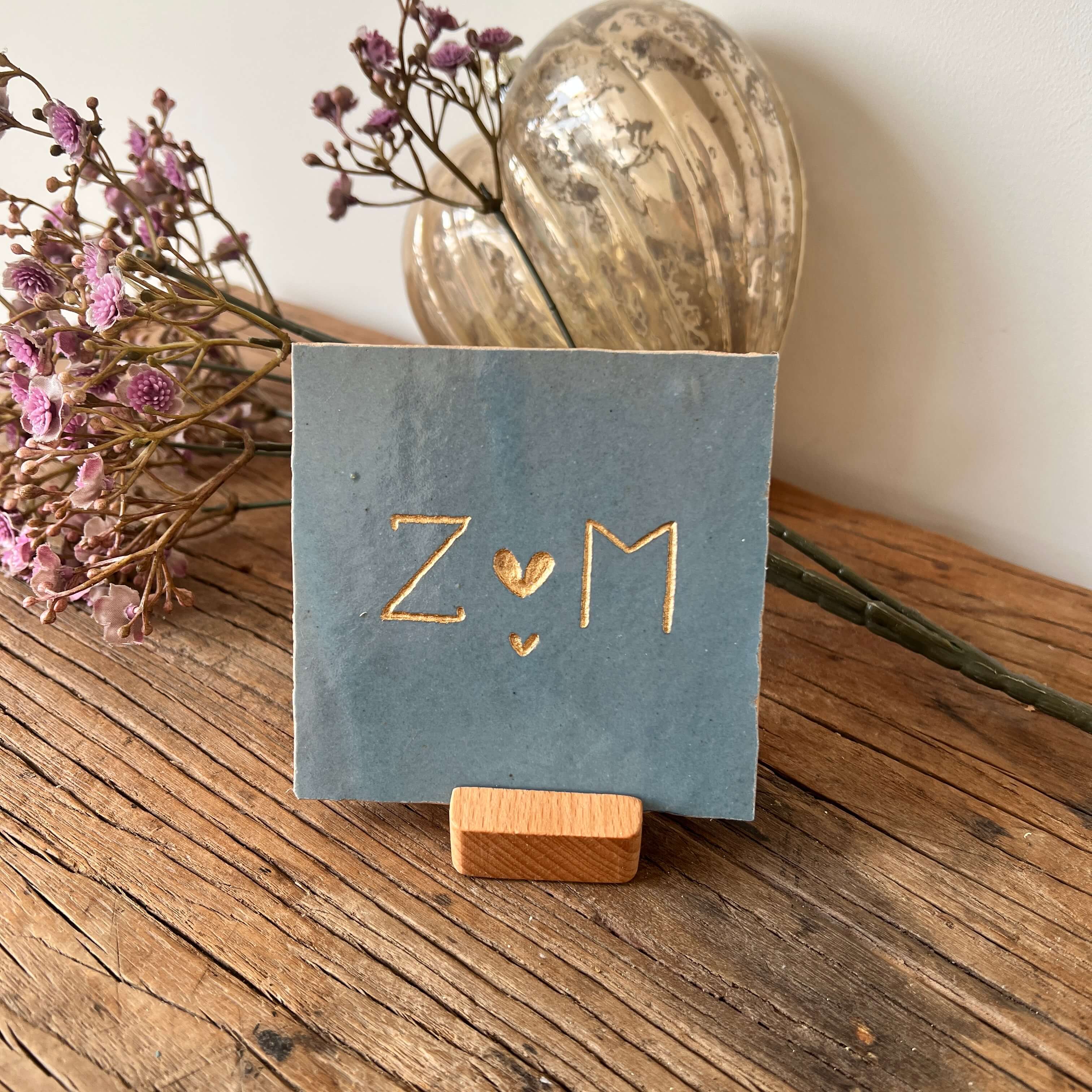 IJs blauw - Tegeltje met een letter een hartje een letter en een klein hartje Tegeltje met een letter een hartje een letter en een klein hartje