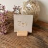 Naturel - Tegeltje met een letter een hartje een letter en een klein hartje Tegeltje met een letter een hartje een letter en een klein hartje